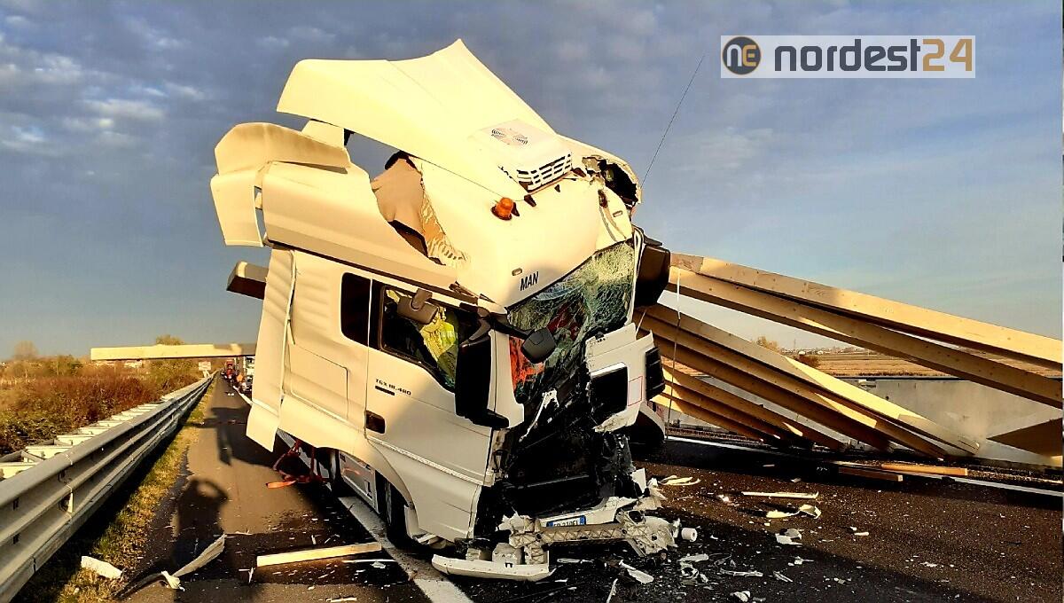 Incidente in A4, scontro tra 2 mezzi pesanti: chiusa l'autostrada - 
