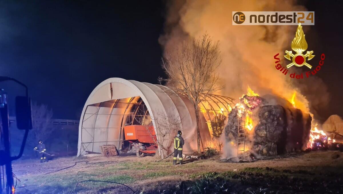 Maxi rogo nella proprietà agricola di un agriturismo: a fuoco 300 rotoballe - 