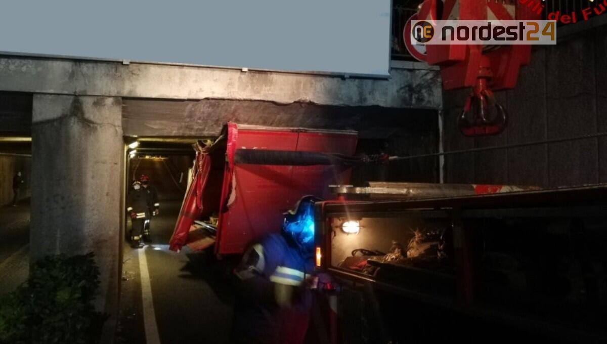 Furgone incastrato nel sottopasso di Piazzale Cella a Udine - 