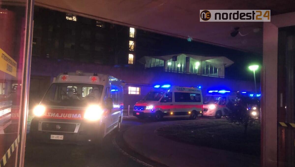 Pronto Soccorso dell'Ospedale di Udine in affanno, coda di ambulanze - 