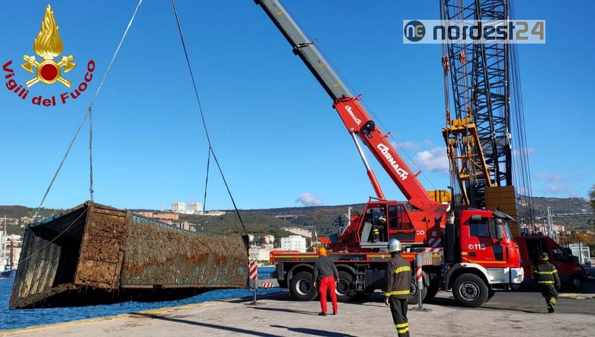 Container finisce in mare a Trieste:  lo recuperano i vigili del fuoco - 