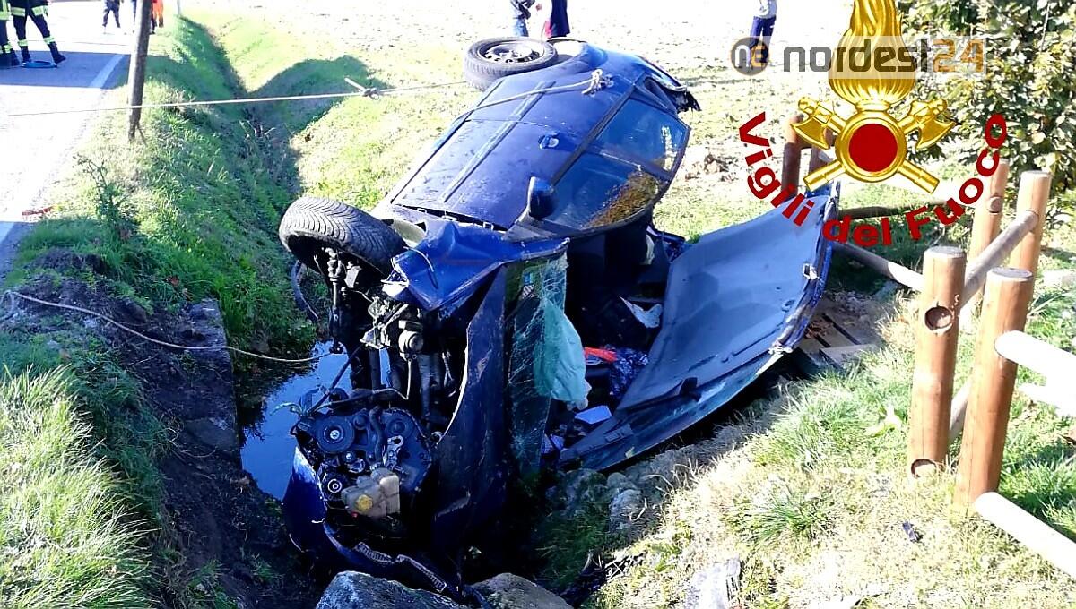 Perde il controllo dell'auto e finisce nel fossato: un ferito - 