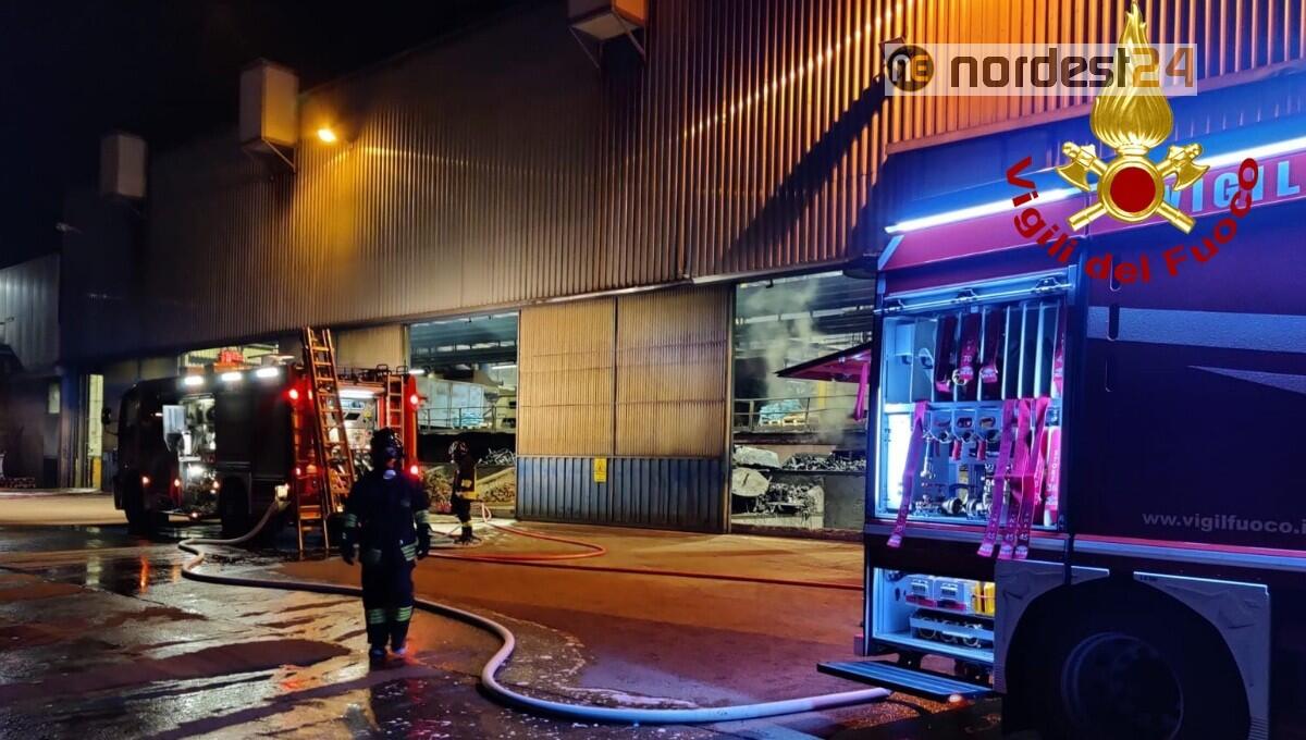 Incendio nella notte all'interno di una fonderia: nessun ferito - 