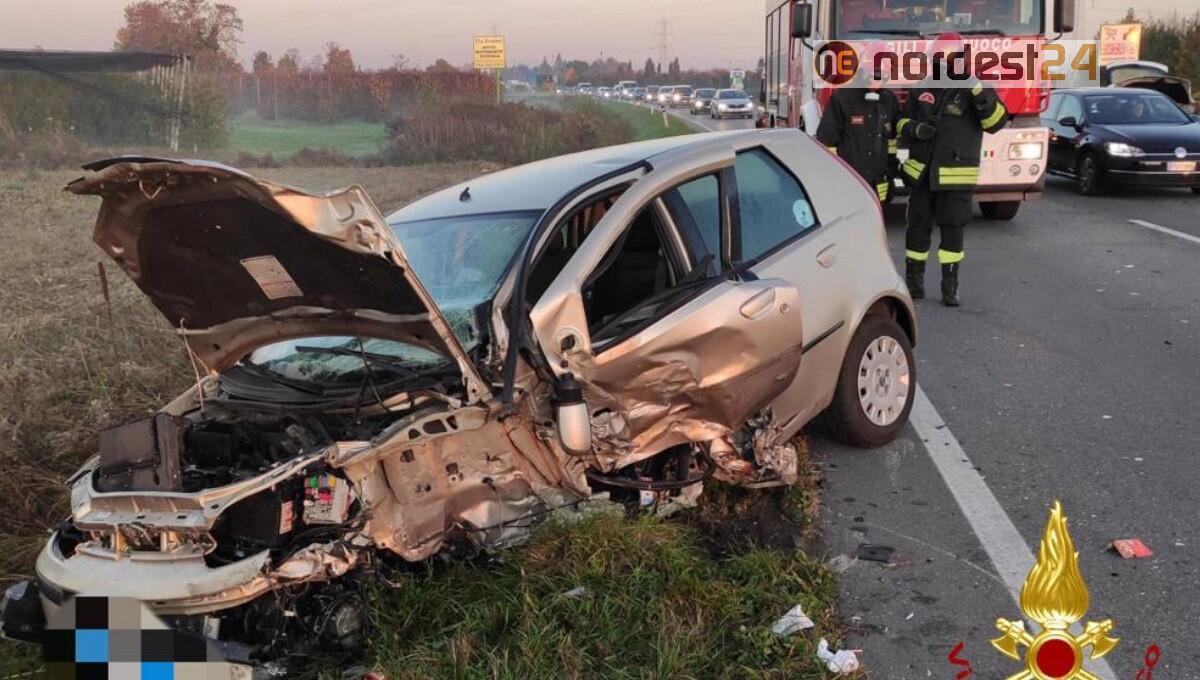 Violento sconto tra tre autovetture: due persone ferite - 