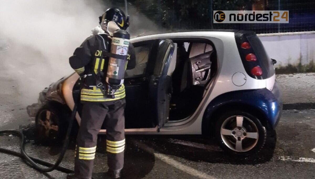 Incendio di un'auto a Udine: la conducente scende appena in tempo - 