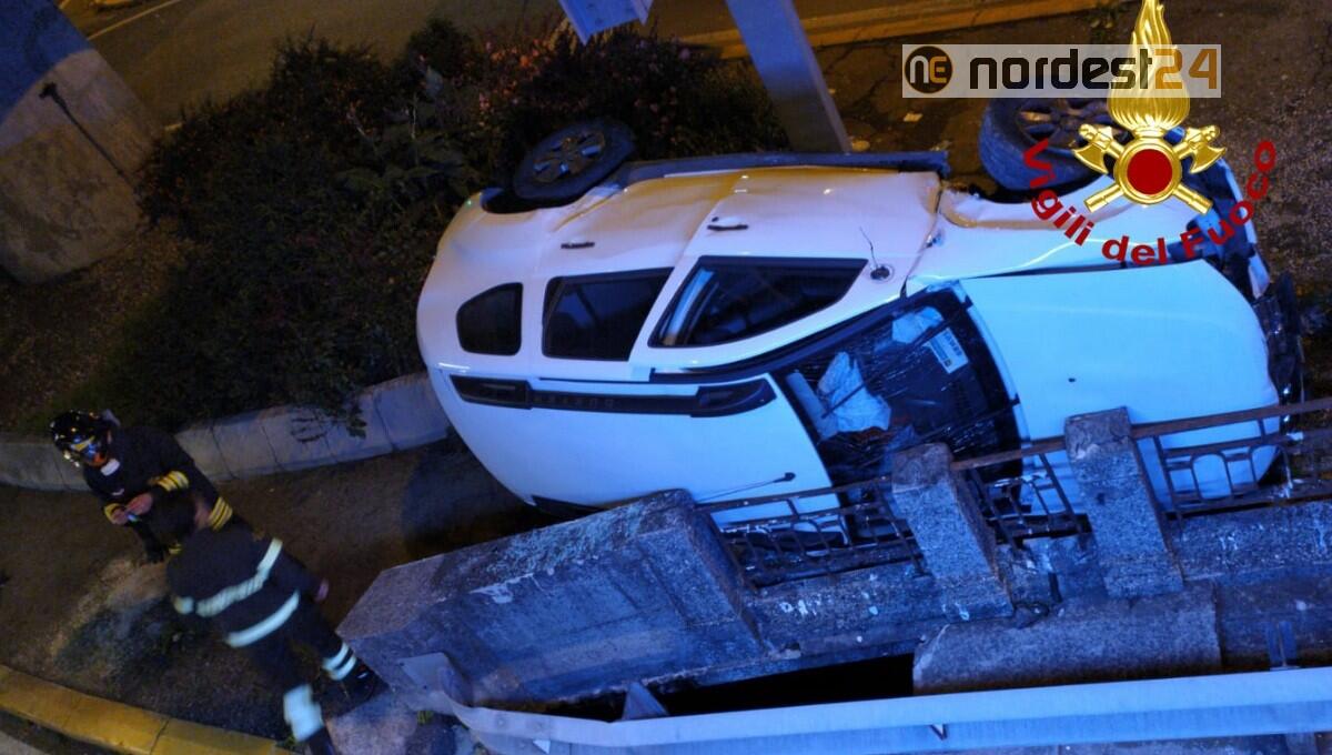 Mestre. Perde il controllo dell'auto e finisce rovesciato su un fianco - 