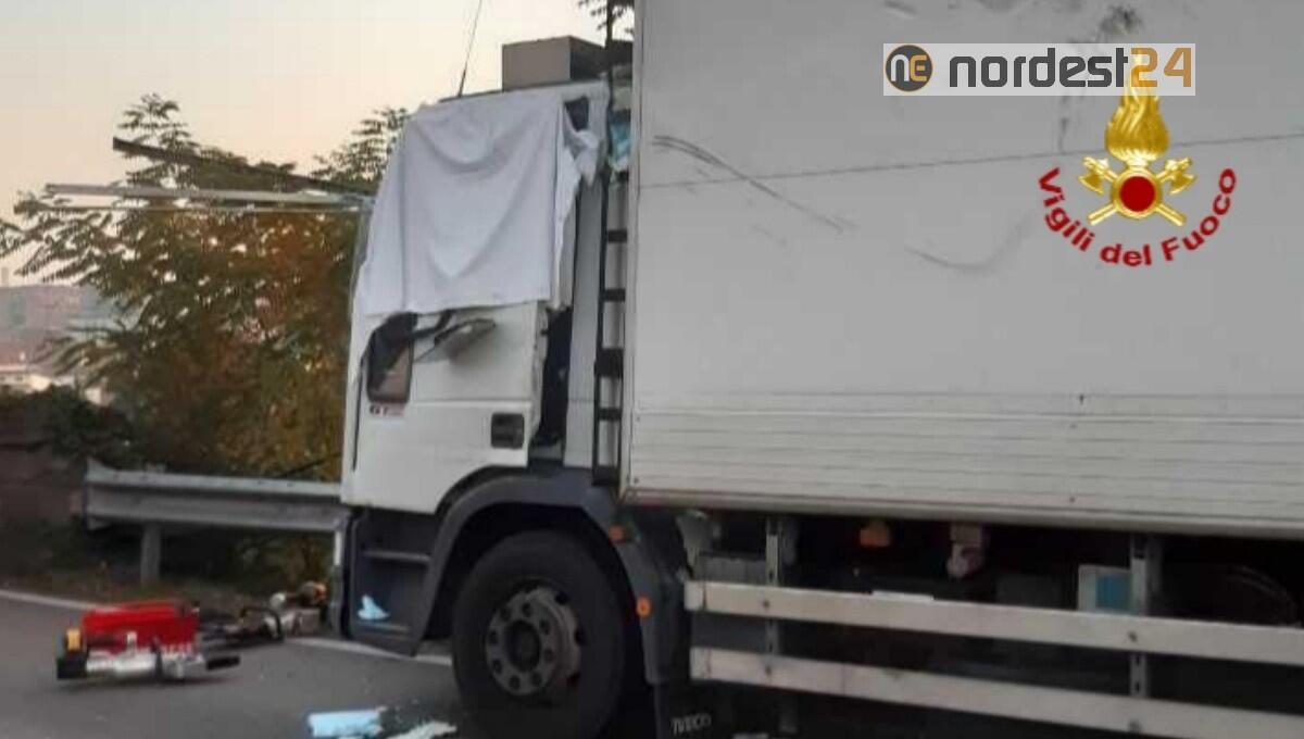 Schianto sul cavalcavia a Treviso: un morto, travolto dal carico - 