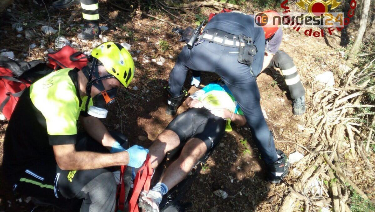 Ciclista cade e si ferisce nel bosco tra Dardago ed Aviano - 