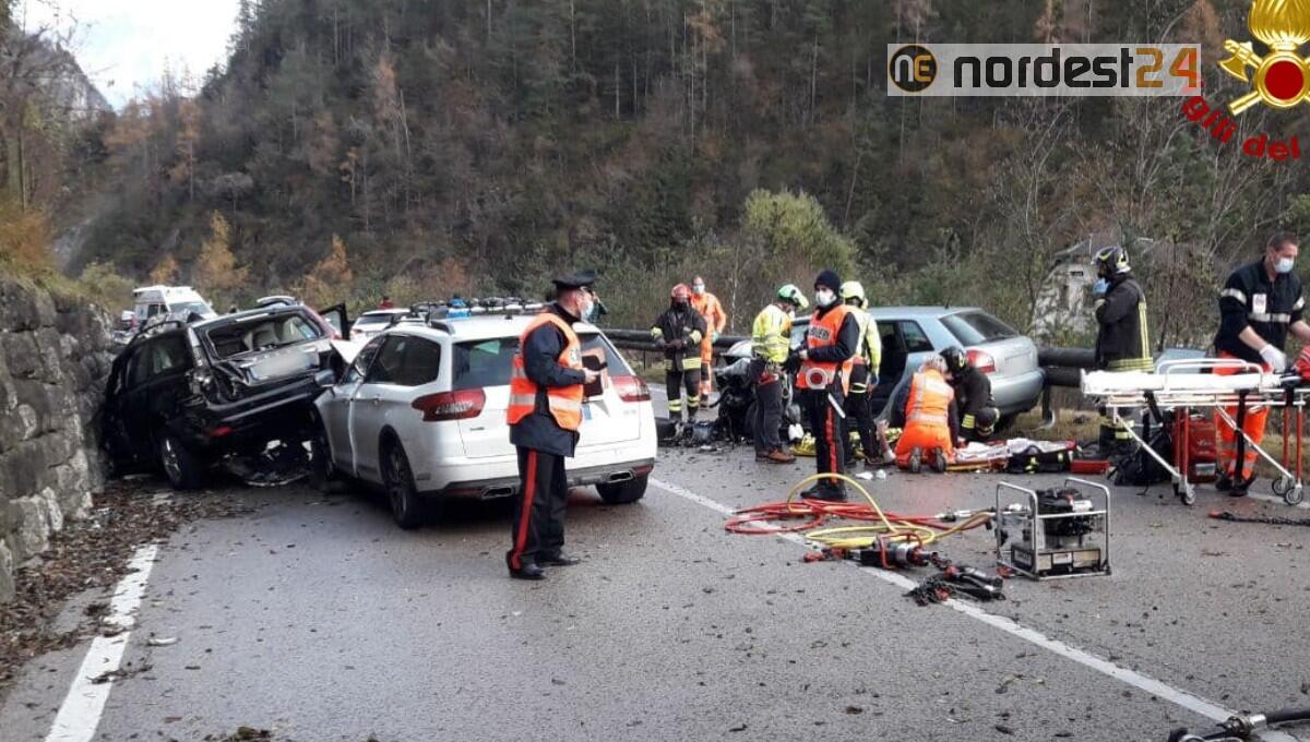 Scontro tra quattro autovetture: sei persone ferite, una  è gravissima - 