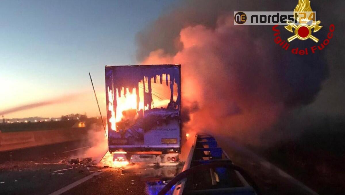 Incendio di un autoarticolato in autostrada: nessun ferito - 