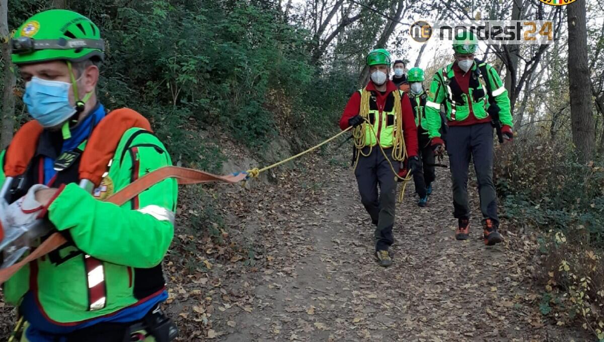 Cade con la mountain bike lungo un sentiero e si ferisce: soccorso 54enne - 