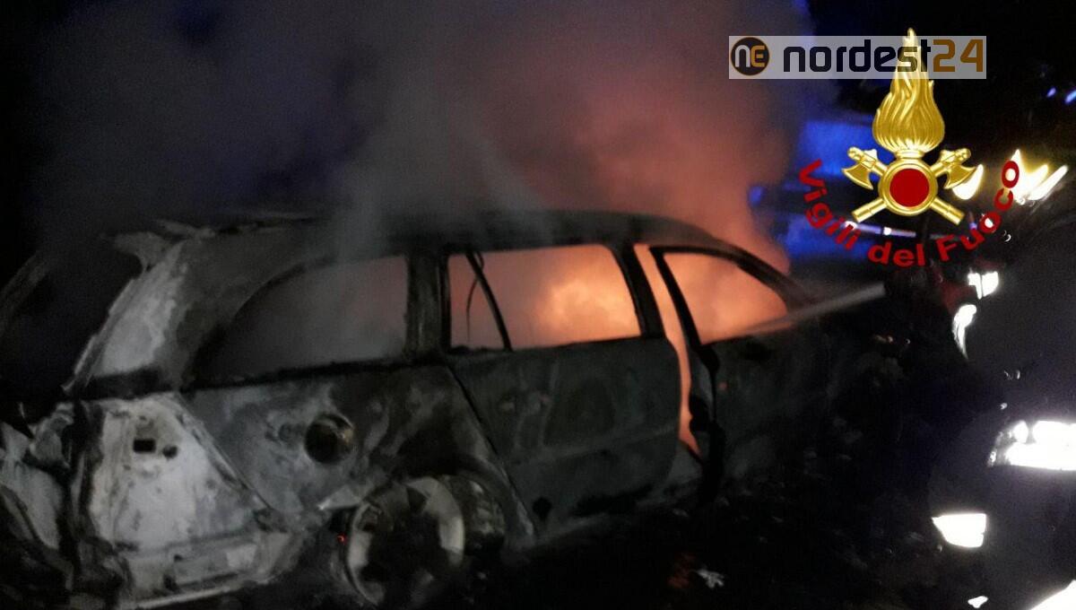 A fuoco due furgoni e un'auto nel cortile di una azienda: è giallo - 
