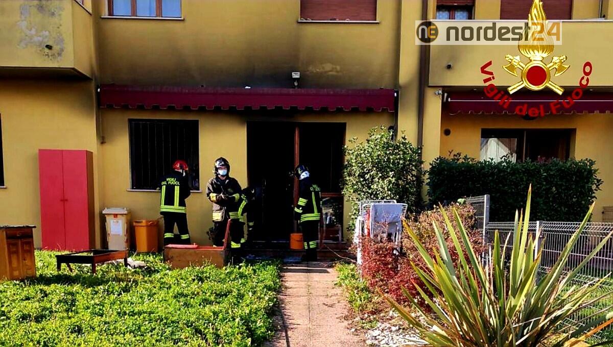 Incendio di una villetta a schiera:  nessuna persona ferita - 