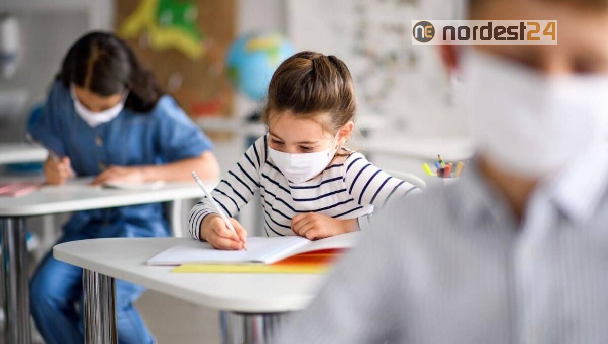 Scuola, il Ministero conferma: "dai 6 anni sempre mascherine, anche al banco" - 