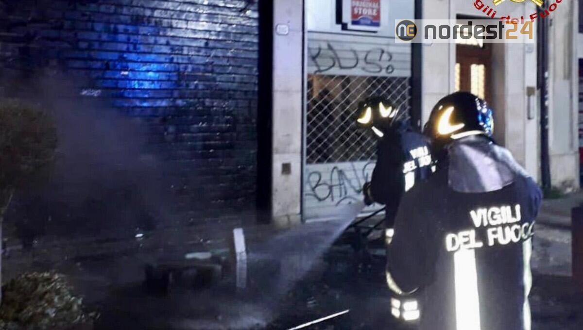 Incendio di ombrelloni, sedie e un cassonetto rifiuti di due bar - 