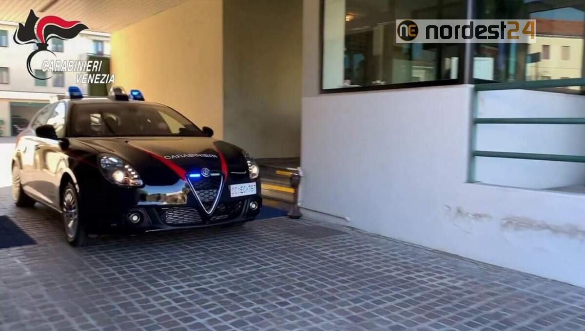 Donna minaccia con un coltello la nuova fidanzata dell’ex, poi li insegue in auto - 