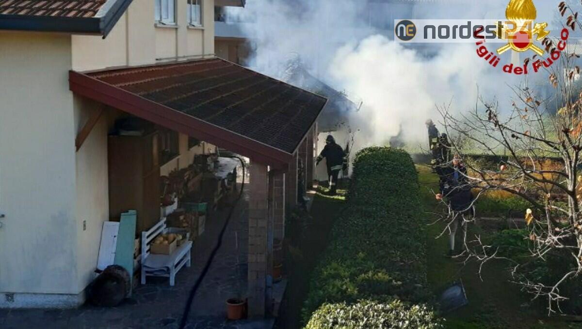 Incendio di un gazebo nel giardino di una abitazione: nessun ferito - 