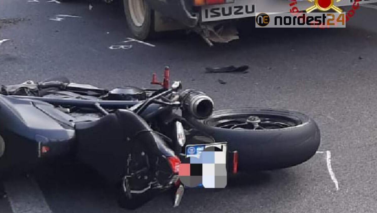 Scontro frontale tra moto e camion: deceduto il centauro 50enne - 