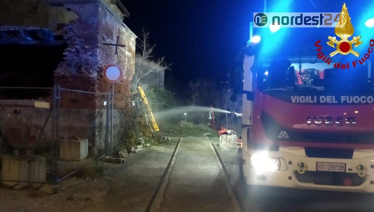 Trieste. Materassi e pneumatici a fuoco nel Porto Vecchio: fiamme domate dai pompieri - 