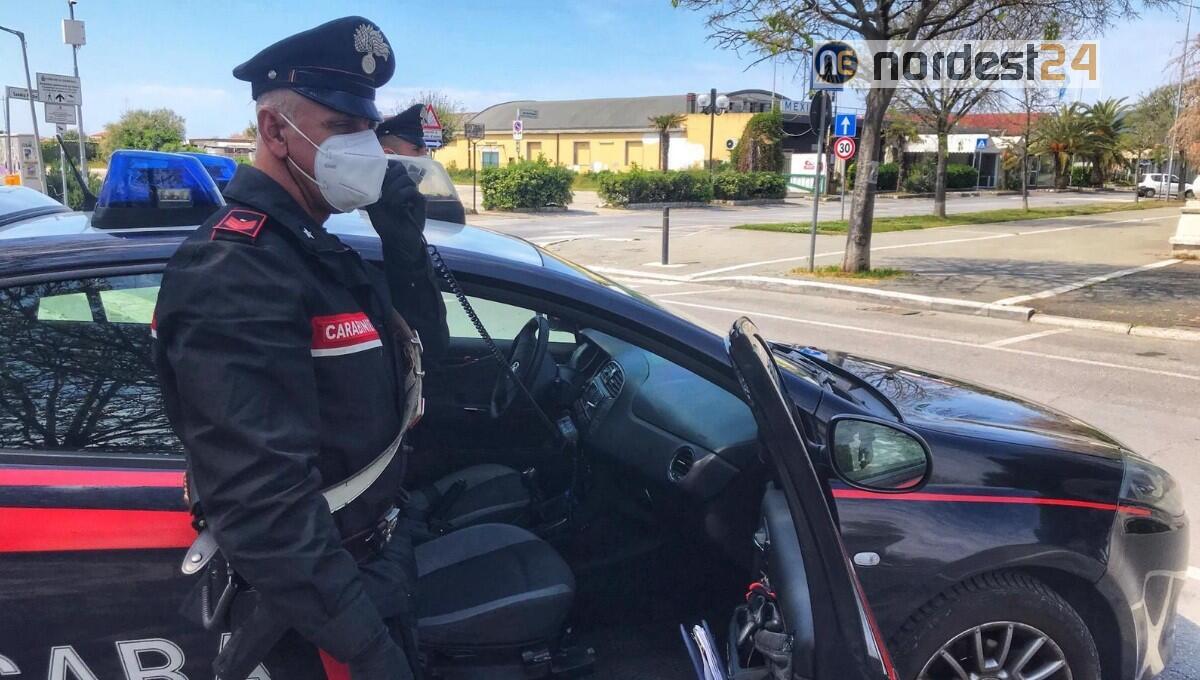 Picchia moglie, due figli e lancia il cane dal terzo piano uccidendolo - 