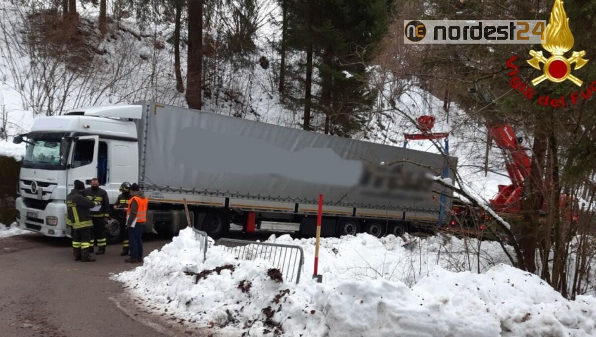 Tarvisio. Autoarticolato bloccato in curva: soccorso con l’autogrù dei pompieri - 