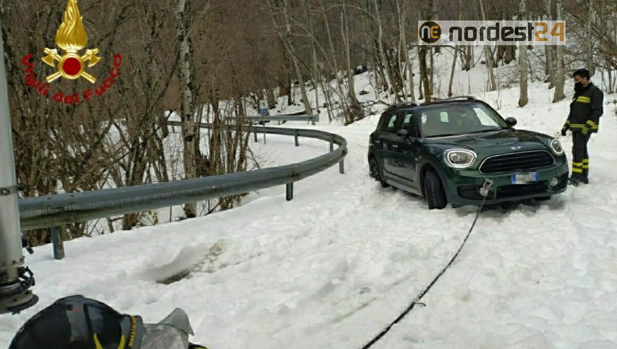 Tenta la discesa con l'auto sulla strada chiusa per frana: bloccata tra neve e ghiaccio - 