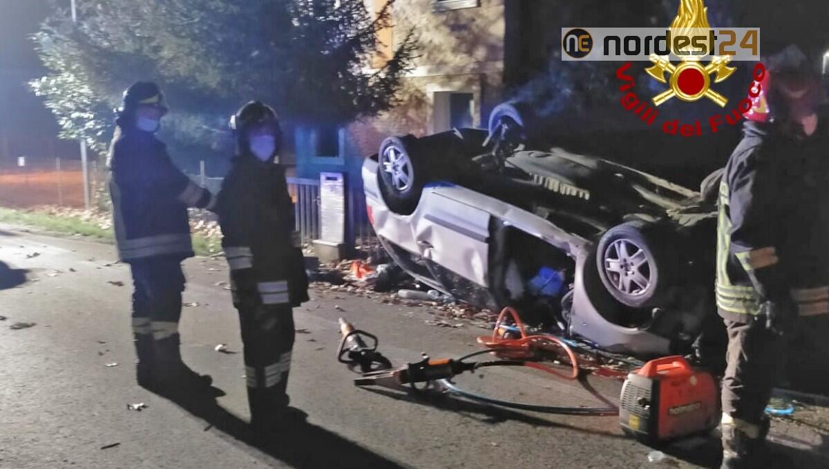 Perde il controllo dell'auto e si ribalta: tre persone ferite - 