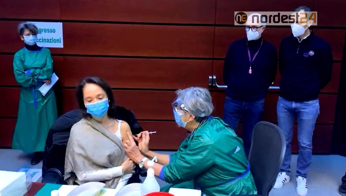 Fvg, Vax Day: il primo vaccino ore 9:06, tra speranza e teorie complottiste - 
