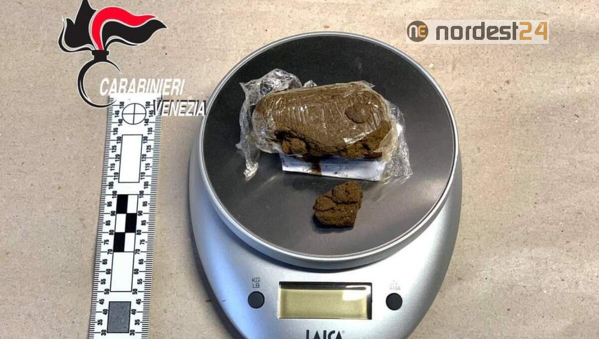 Si introducono di sera all'interno della scuola: fermati 5 giovani, uno con la droga - 