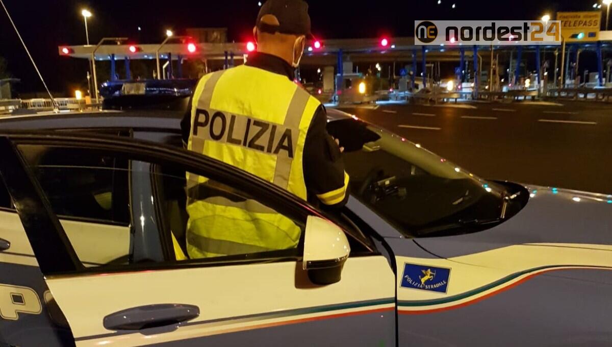 A Natale in 4 nell'auto e con patente contraffatta: maxi multa - 