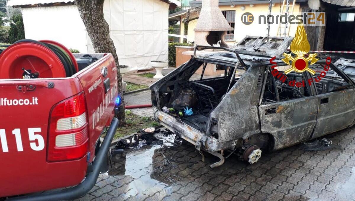 Incendio di un'auto GPL all'interno di un garage - 