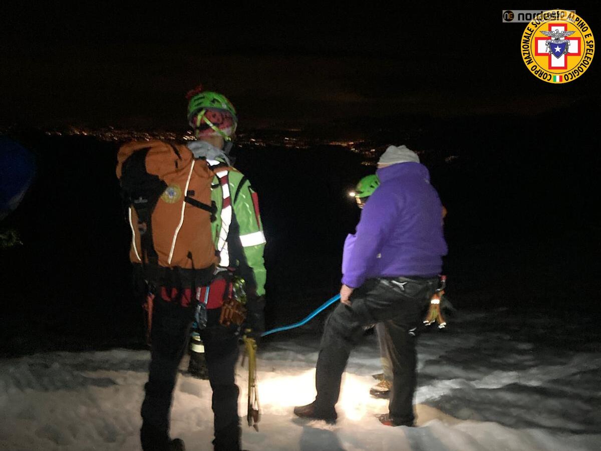 Escursionisti bloccati tra gli alberi sul Monte Baldo: recuperati due uomini e una donna - 