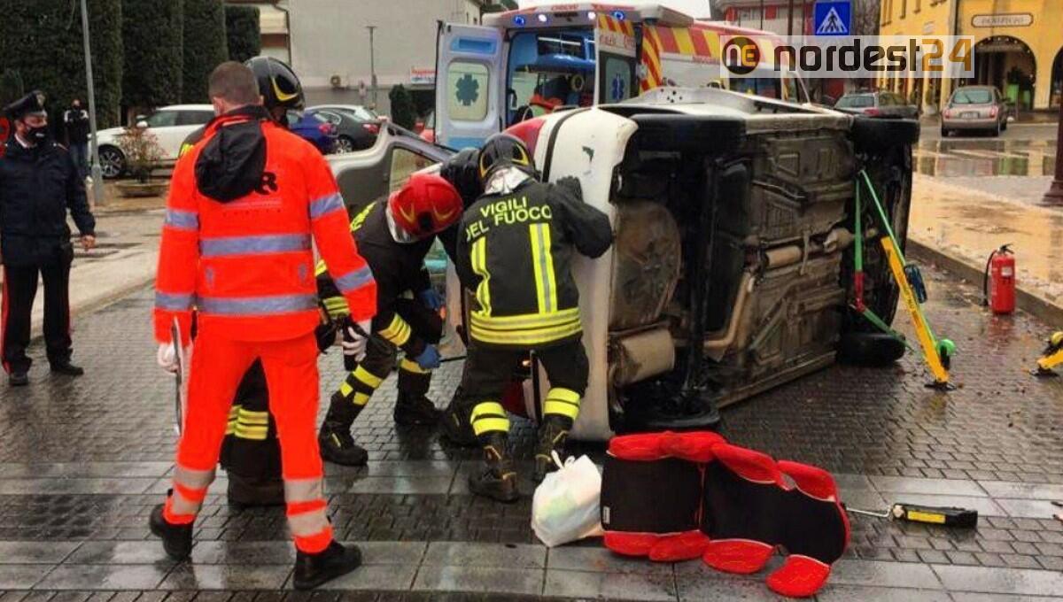 Incidente a Prata di Pordenone: auto con 4 persone a bordo si ribalta sul fianco - 