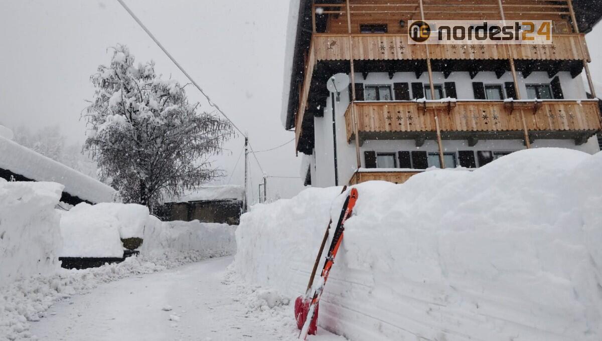 È tornata la corrente a Forni di Sopra, proseguono i lavori di sgombero neve - 