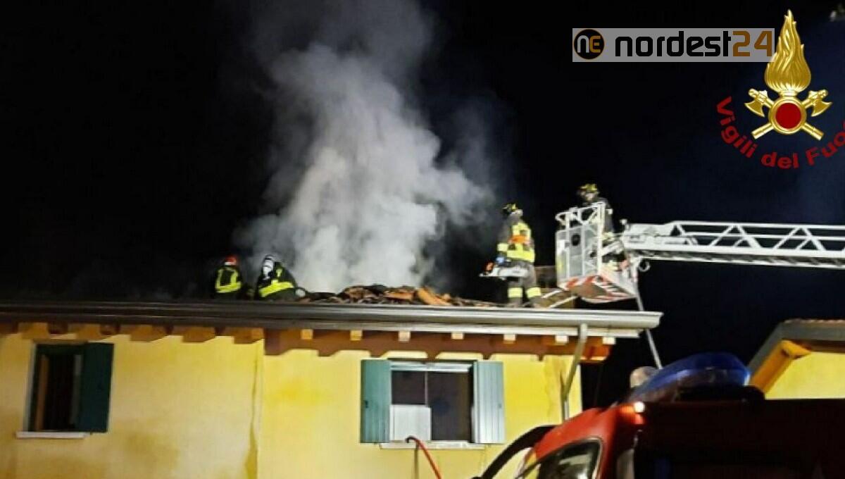 Brucia il tetto in legno di una villetta a Valvasone Arzene (PN) - 