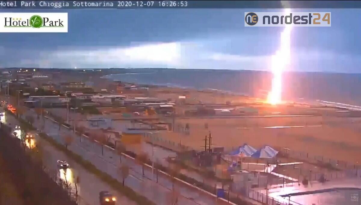 Impressionante fulmine cade sulla spiaggia di Sottomarina, Chioggia - 