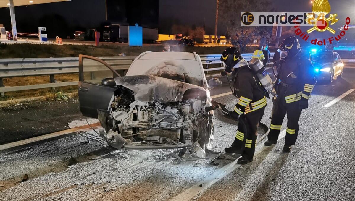 Tampona un mezzo pesante in tangenziale e si incendia: auto distrutta - 