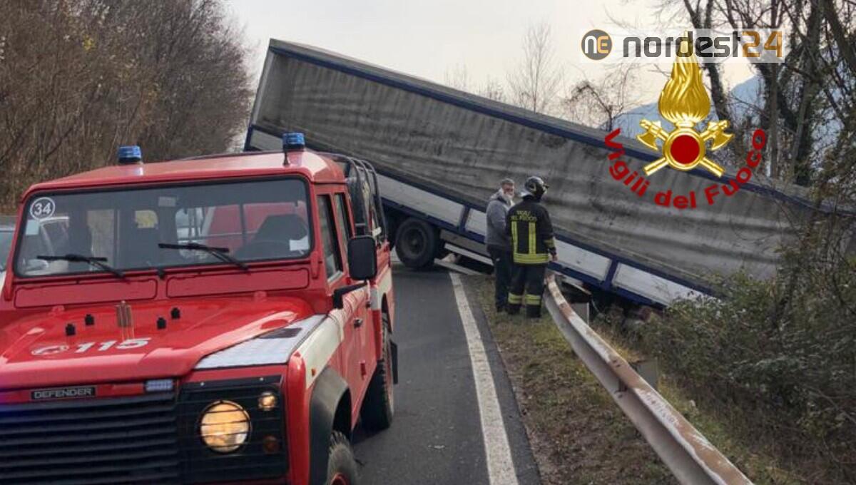 Camion finisce fuori strada, motrice contro gli alberi: illeso l'autista - 