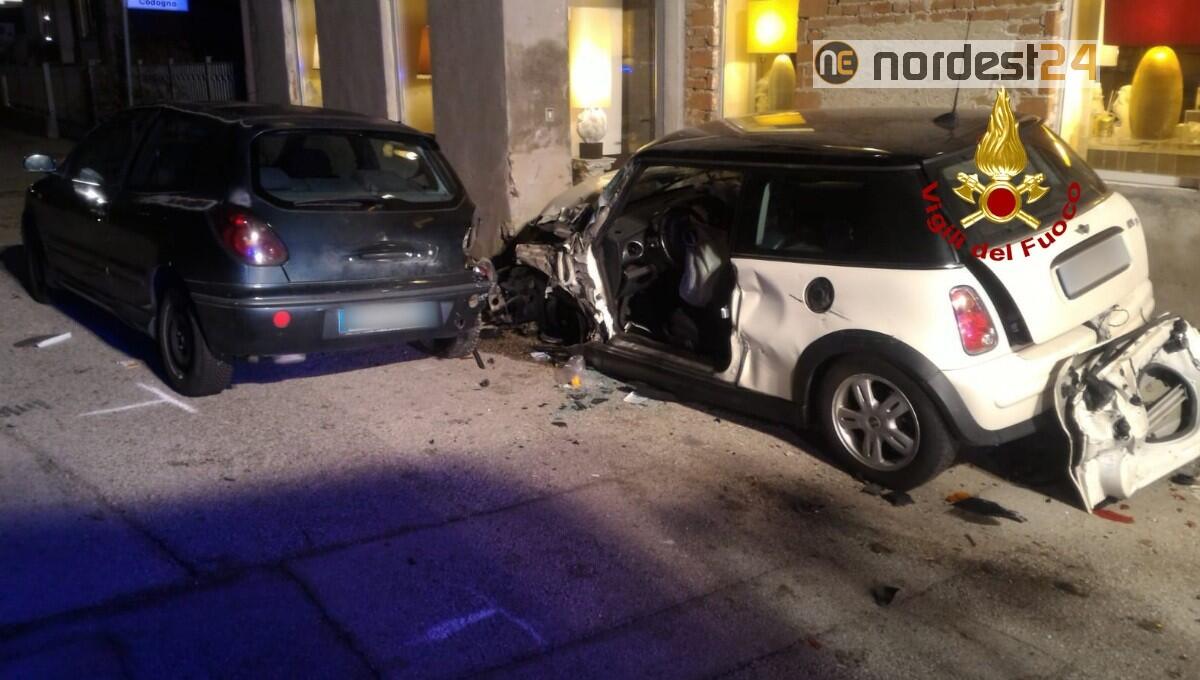 Auto finisce contro il muro di un negozio: ferita la conducente - 