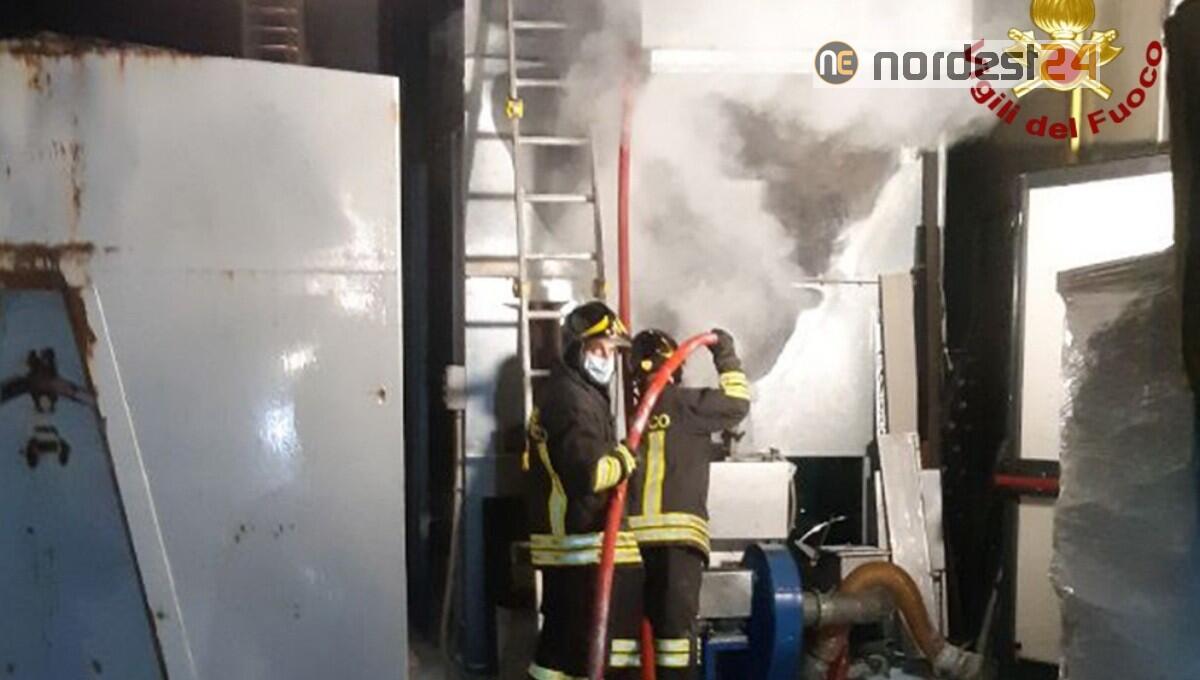 Incendio di un'attività artigianale a Codroipo: fiamme domate dai pompieri - 