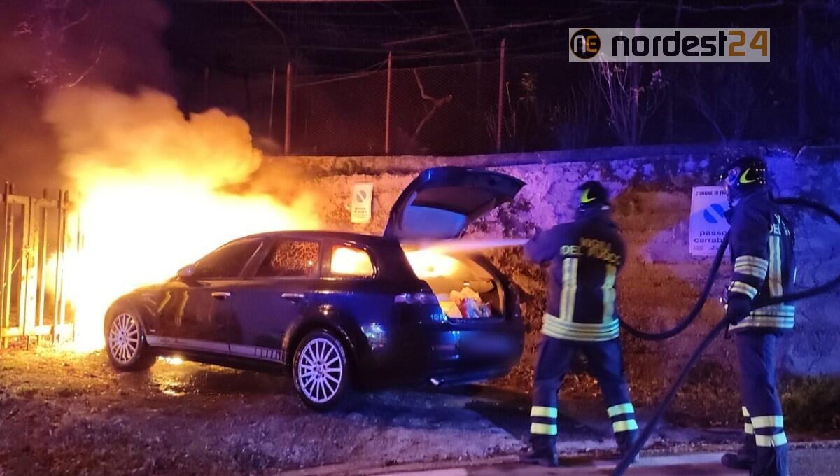 Incendio di un'autovettura in sosta a Trieste: nessun ferito - 