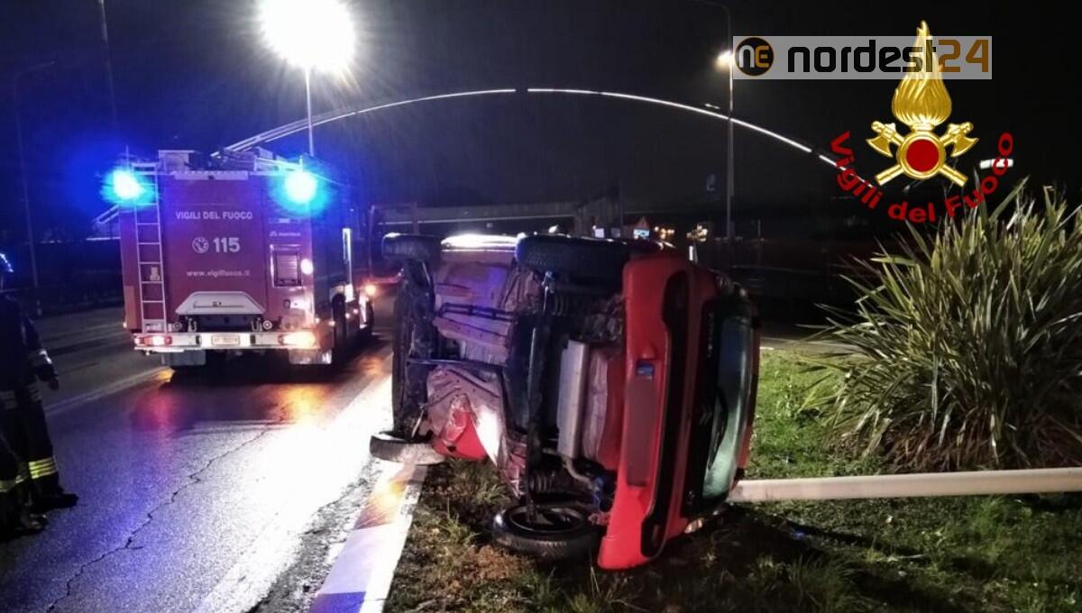 Si schianta contro un palo dell'illuminazione e finisce sul fianco: un ferito - 