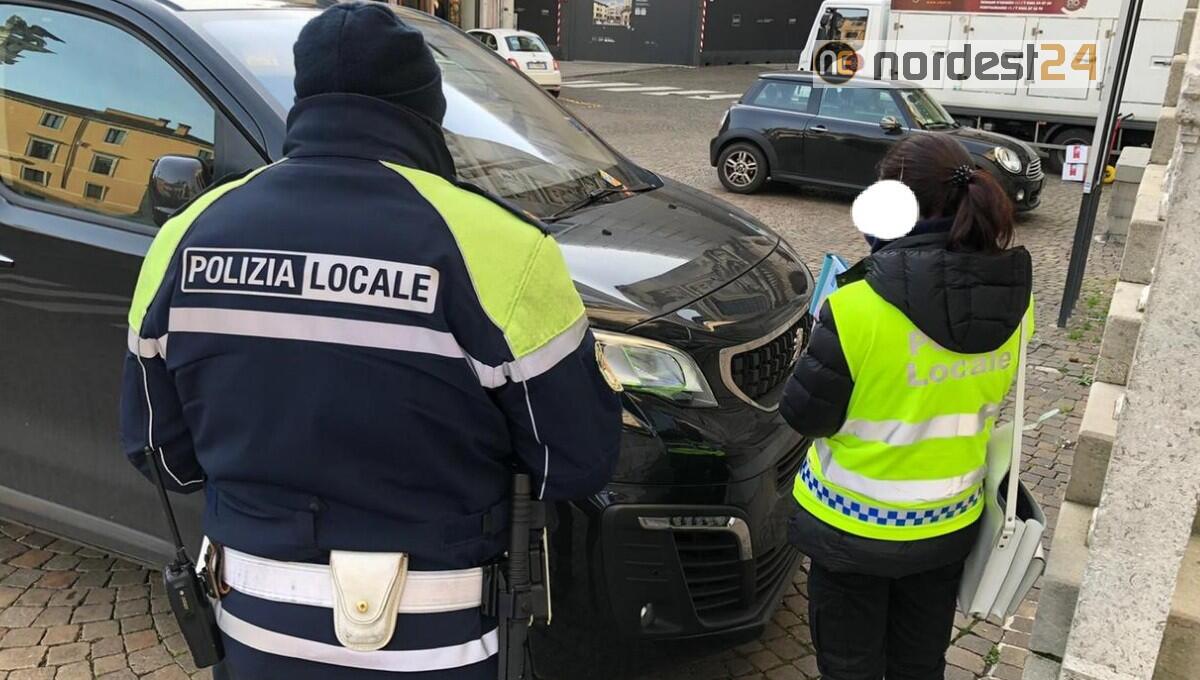 Udine. Consegna cibo a domicilio senza patente né assicurazione: 6mila euro di multa - 