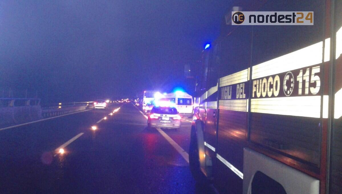 Uomo ferito riverso a terra in autostrada lungo la corsia di sorpasso - 