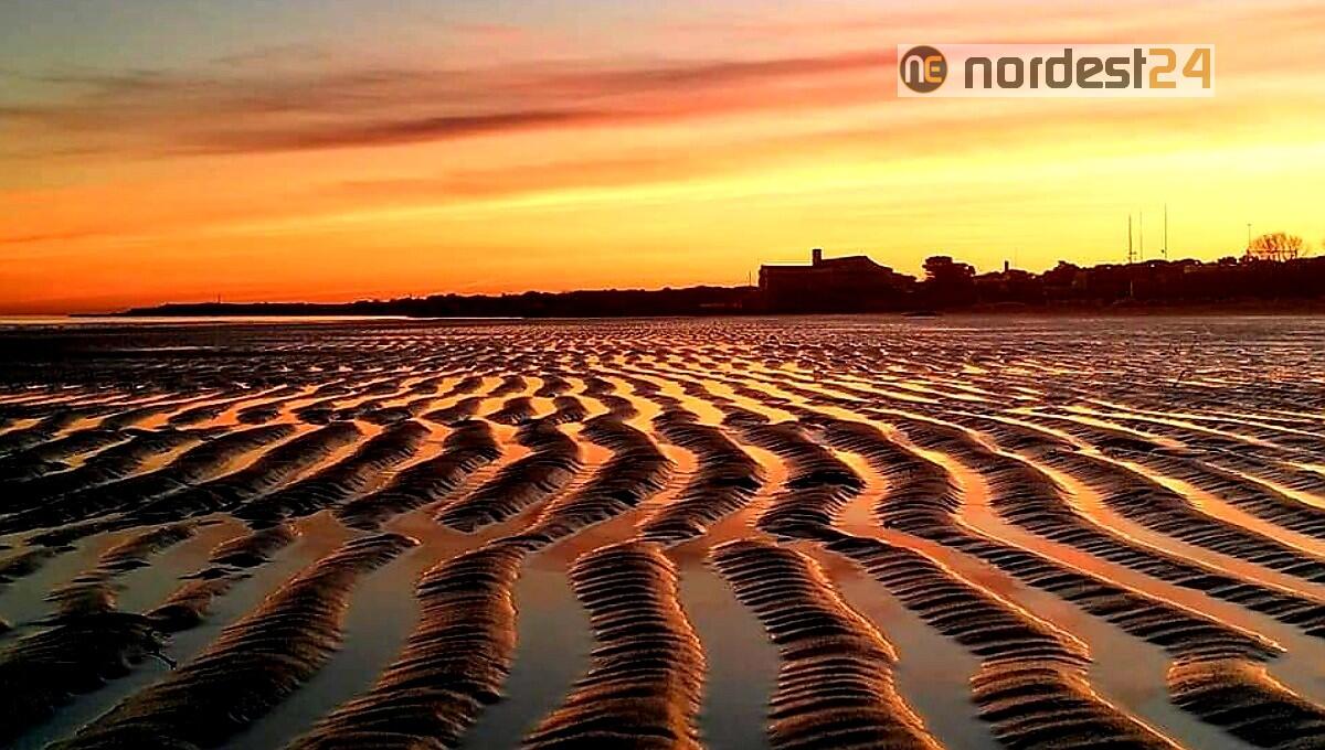Lignano, le ultime luci del giorno al tramonto salutano la spiaggia - 