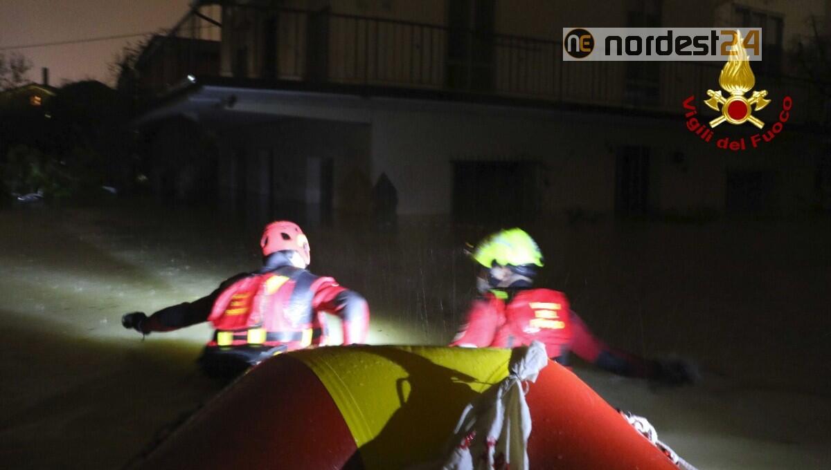 Esonda la roggia: oltre 20 persone portate in salvo dai Vigili del Fuoco - 