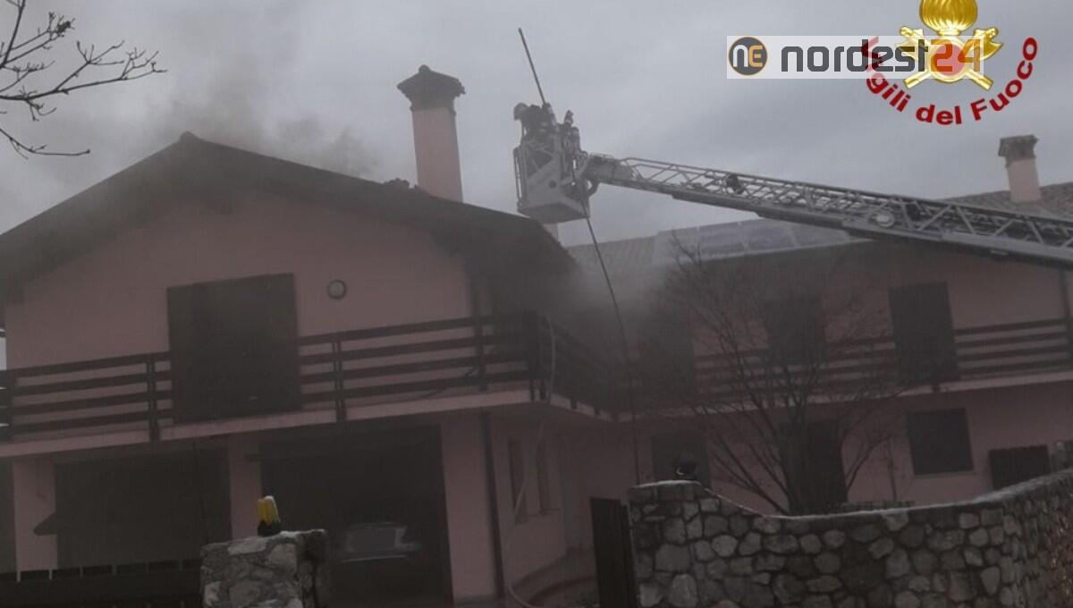 A fuoco il tetto di una abitazione a Majano: nessuna persona ferita - 