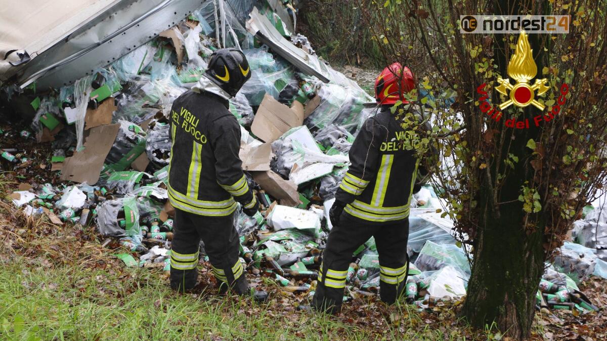 Incidente in A4: mezzo pesante finisce sotto il piano stradale - 