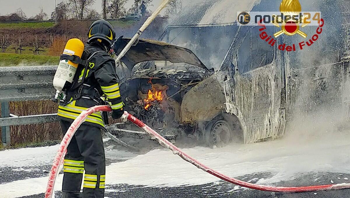 Incendio di un furgone in A4 con 60 litri di Gas: i pompieri evitano l'esplosione - 