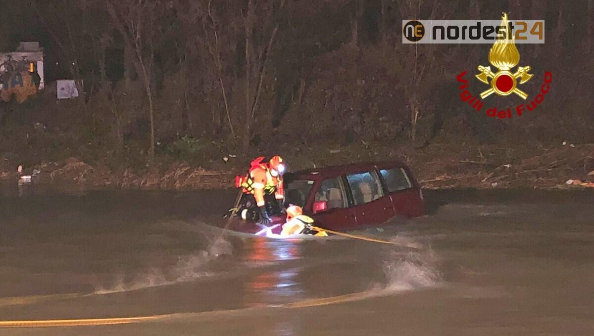Bloccato nel torrente, sale sul tetto dell'auto e lancia l'allarme: salvato - 
